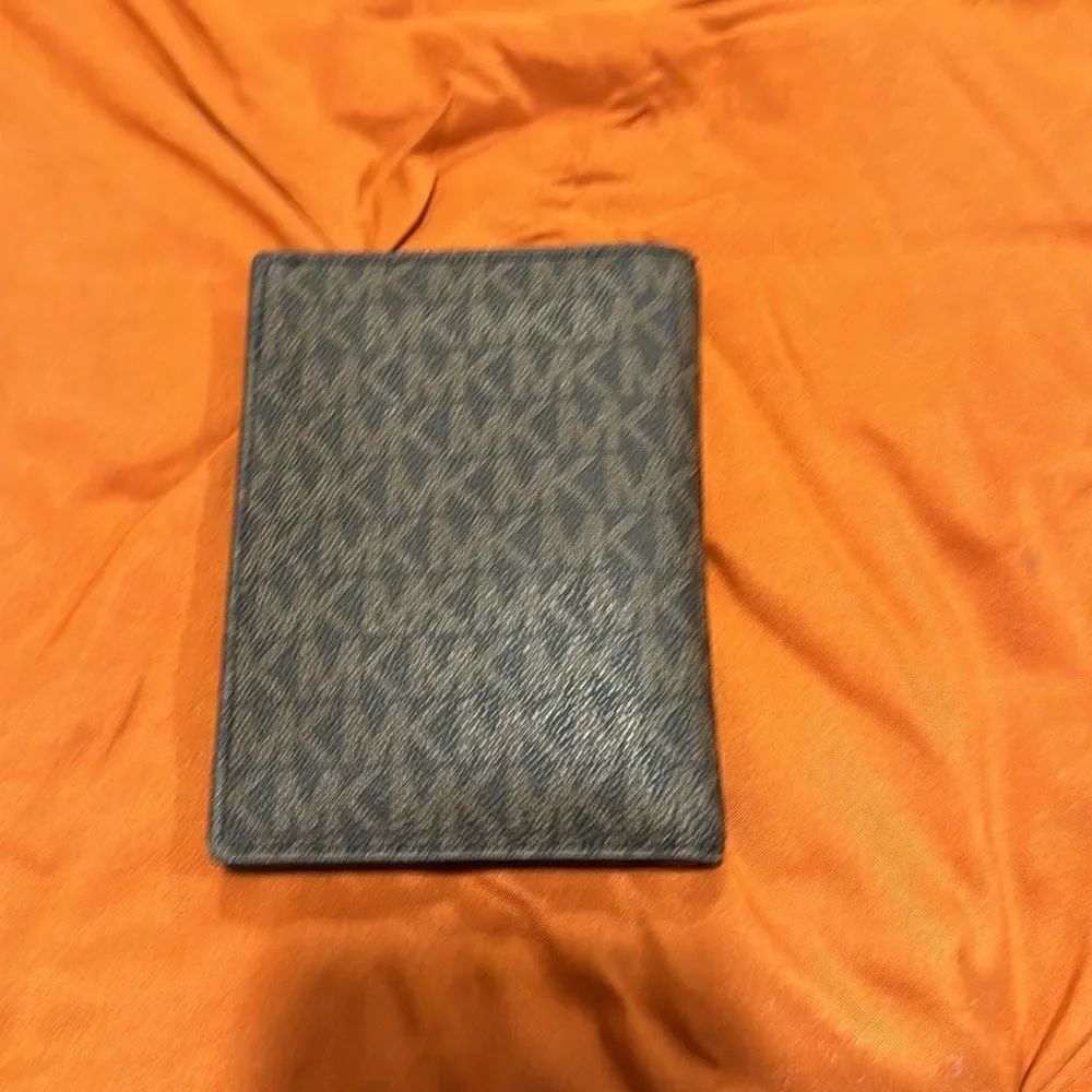 Michael Kors Large Wallet - Picture 3 of 3